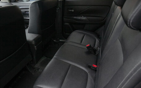 Mitsubishi Outlander III рестайлинг 3, 2015 год, 2 359 000 рублей, 16 фотография