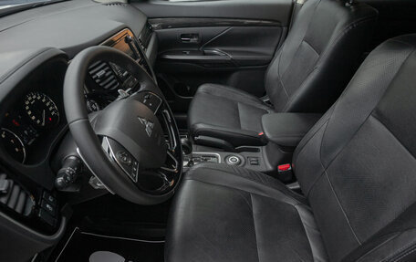 Mitsubishi Outlander III рестайлинг 3, 2015 год, 2 359 000 рублей, 11 фотография
