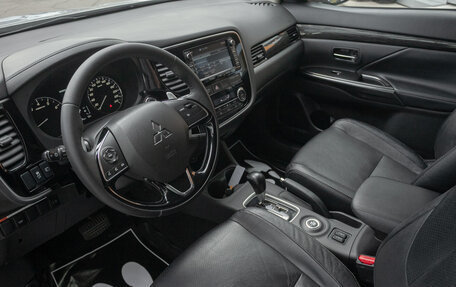 Mitsubishi Outlander III рестайлинг 3, 2015 год, 2 359 000 рублей, 10 фотография