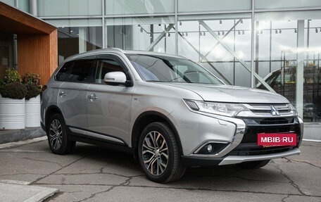 Mitsubishi Outlander III рестайлинг 3, 2015 год, 2 359 000 рублей, 9 фотография