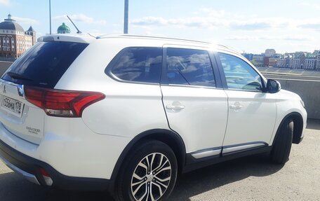 Mitsubishi Outlander III рестайлинг 3, 2015 год, 1 800 000 рублей, 5 фотография