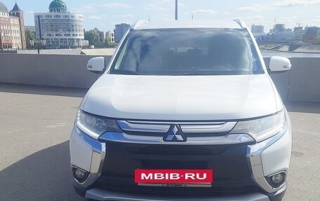 Mitsubishi Outlander III рестайлинг 3, 2015 год, 1 800 000 рублей, 3 фотография