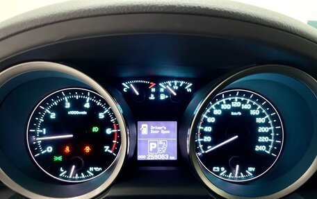 Toyota Land Cruiser 200, 2011 год, 3 600 000 рублей, 17 фотография
