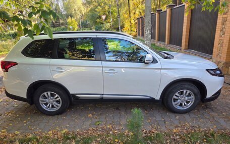 Mitsubishi Outlander III рестайлинг 3, 2021 год, 2 700 000 рублей, 2 фотография