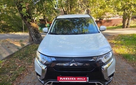 Mitsubishi Outlander III рестайлинг 3, 2021 год, 2 700 000 рублей, 5 фотография