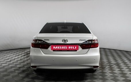 Toyota Camry, 2017 год, 1 780 000 рублей, 6 фотография