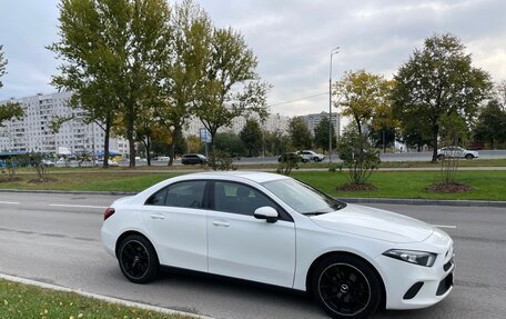 Mercedes-Benz A-Класс, 2019 год, 3 000 000 рублей, 21 фотография