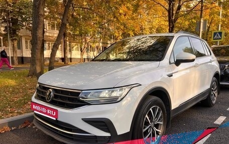 Volkswagen Tiguan II, 2021 год, 2 490 000 рублей, 2 фотография