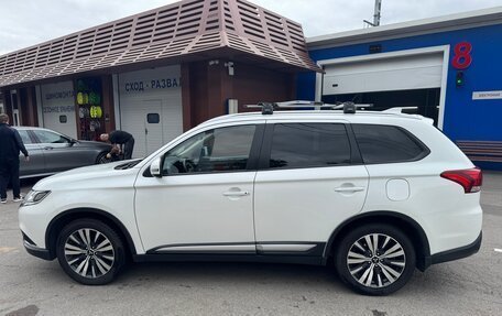 Mitsubishi Outlander III рестайлинг 3, 2019 год, 1 899 000 рублей, 3 фотография