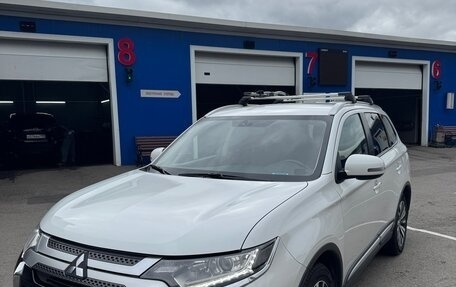 Mitsubishi Outlander III рестайлинг 3, 2019 год, 1 899 000 рублей, 2 фотография