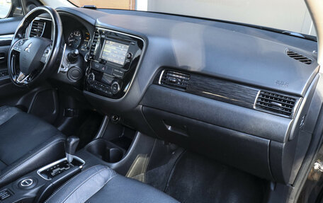 Mitsubishi Outlander III рестайлинг 3, 2015 год, 1 825 000 рублей, 9 фотография