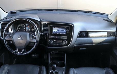 Mitsubishi Outlander III рестайлинг 3, 2015 год, 1 825 000 рублей, 10 фотография