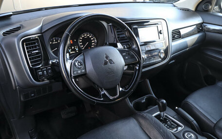 Mitsubishi Outlander III рестайлинг 3, 2015 год, 1 825 000 рублей, 12 фотография