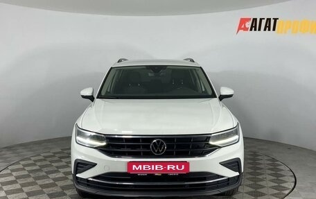 Volkswagen Tiguan II, 2021 год, 2 675 000 рублей, 2 фотография