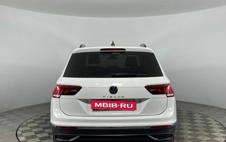Volkswagen Tiguan II, 2021 год, 2 675 000 рублей, 6 фотография