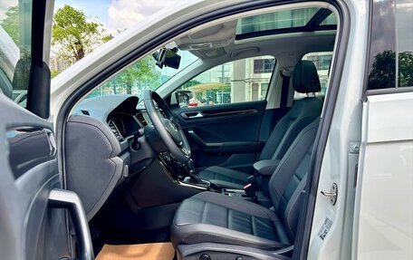 Volkswagen T-Roc I, 2022 год, 2 150 000 рублей, 24 фотография