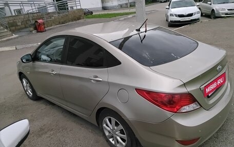 Hyundai Solaris II рестайлинг, 2012 год, 800 000 рублей, 3 фотография