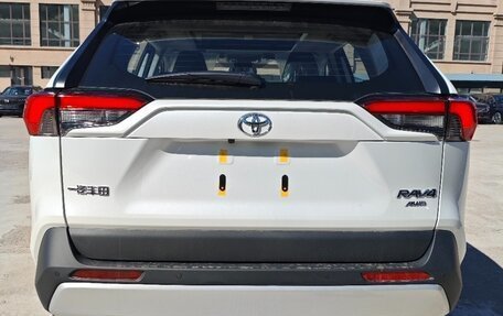 Toyota RAV4, 2024 год, 3 950 000 рублей, 3 фотография