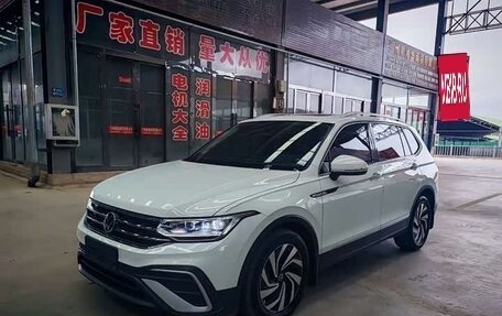 Volkswagen Tiguan II, 2023 год, 2 400 000 рублей, 1 фотография