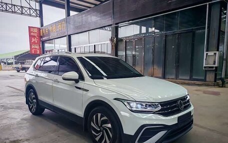 Volkswagen Tiguan II, 2023 год, 2 400 000 рублей, 3 фотография