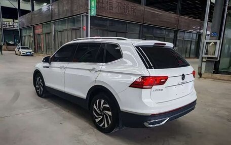 Volkswagen Tiguan II, 2023 год, 2 400 000 рублей, 4 фотография
