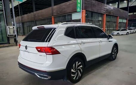 Volkswagen Tiguan II, 2023 год, 2 400 000 рублей, 5 фотография