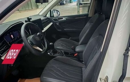 Volkswagen Tiguan II, 2023 год, 2 400 000 рублей, 8 фотография