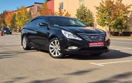 Hyundai Sonata VI, 2013 год, 950 000 рублей, 1 фотография