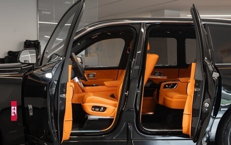 Rolls-Royce Cullinan, 2024 год, 70 000 000 рублей, 38 фотография