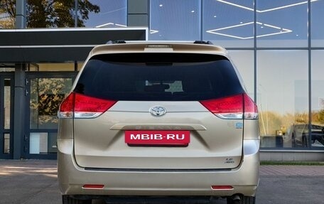 Toyota Sienna III, 2011 год, 1 900 000 рублей, 2 фотография
