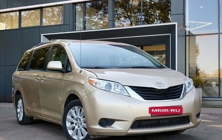 Toyota Sienna III, 2011 год, 1 900 000 рублей, 8 фотография