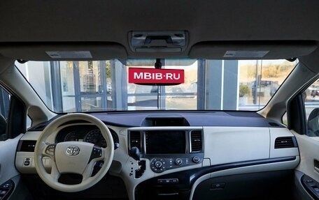 Toyota Sienna III, 2011 год, 1 900 000 рублей, 31 фотография