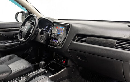 Mitsubishi Outlander III рестайлинг 3, 2017 год, 1 830 000 рублей, 13 фотография