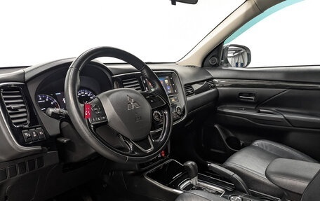Mitsubishi Outlander III рестайлинг 3, 2017 год, 1 830 000 рублей, 15 фотография