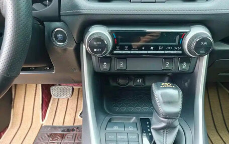 Toyota RAV4, 2022 год, 2 900 001 рублей, 6 фотография