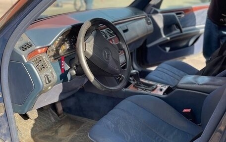 Mercedes-Benz E-Класс, 1995 год, 199 000 рублей, 6 фотография