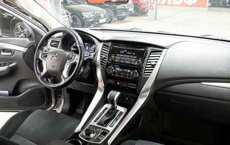 Mitsubishi Pajero Sport III рестайлинг, 2017 год, 2 849 000 рублей, 11 фотография