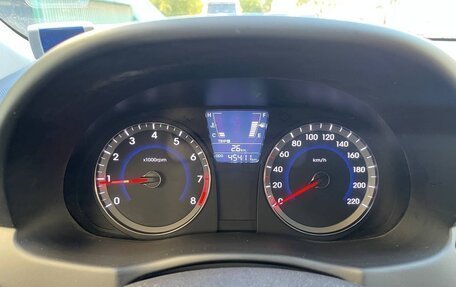 Hyundai Solaris II рестайлинг, 2011 год, 1 200 000 рублей, 16 фотография