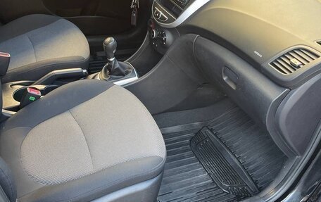 Hyundai Solaris II рестайлинг, 2011 год, 1 200 000 рублей, 28 фотография