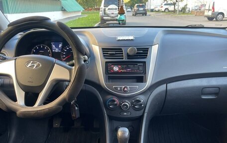 Hyundai Solaris II рестайлинг, 2011 год, 1 200 000 рублей, 33 фотография