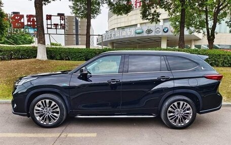 Toyota Highlander, 2022 год, 3 350 000 рублей, 3 фотография
