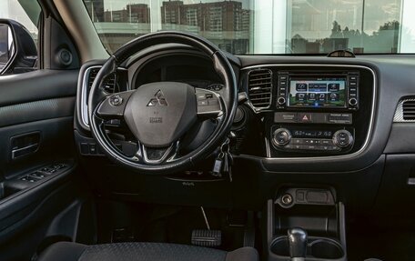 Mitsubishi Outlander III рестайлинг 3, 2018 год, 1 395 000 рублей, 9 фотография