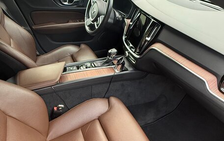 Volvo V60 Cross Country II, 2021 год, 3 700 000 рублей, 10 фотография