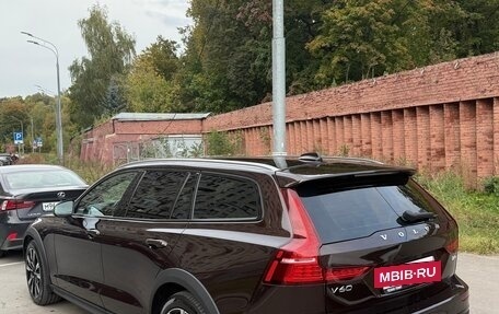 Volvo V60 Cross Country II, 2021 год, 3 700 000 рублей, 24 фотография