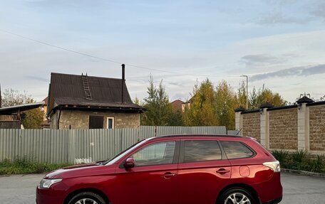 Mitsubishi Outlander III рестайлинг 3, 2013 год, 1 310 000 рублей, 2 фотография