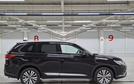Mitsubishi Outlander III рестайлинг 3, 2020 год, 2 340 000 рублей, 5 фотография