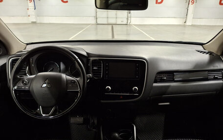 Mitsubishi Outlander III рестайлинг 3, 2020 год, 2 340 000 рублей, 17 фотография
