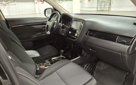 Mitsubishi Outlander III рестайлинг 3, 2020 год, 2 340 000 рублей, 13 фотография