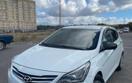 Hyundai Solaris II рестайлинг, 2015 год, 1 100 000 рублей, 3 фотография