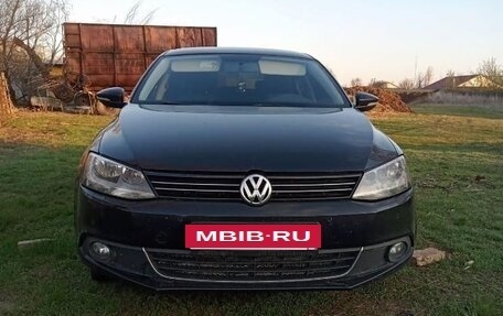 Volkswagen Jetta VI, 2013 год, 1 030 000 рублей, 2 фотография